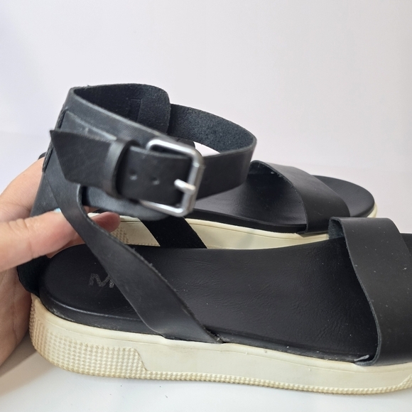 ⭐️40% Off⭐️ MIA Ellen Sandals in Black - Picture 7 of 9